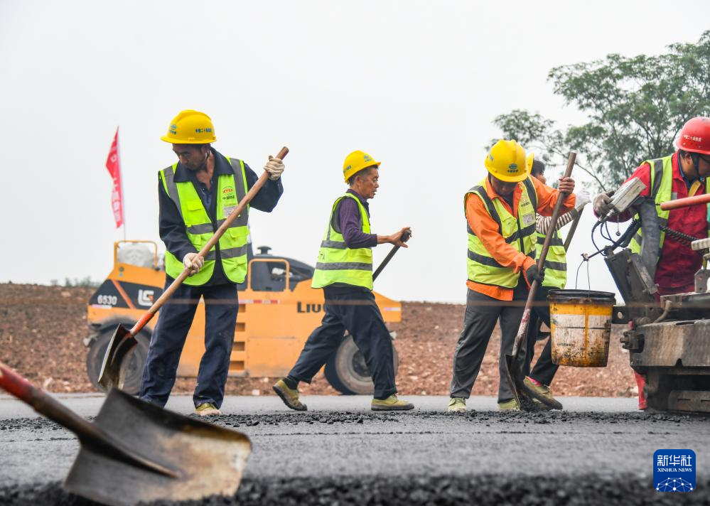 成南高速扩容工程淮口互通进入路面施工阶段(图2)