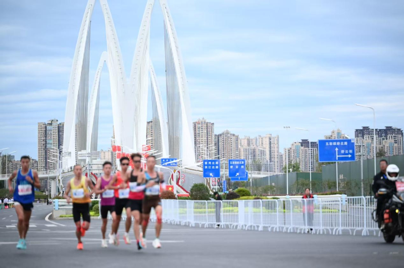 遂宁农商银行2026遂宁观音湖马拉松鸣枪起跑(图4)