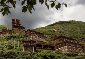 藏族民房之王——日斯满巴碉房