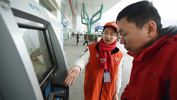 温暖旅客回家路 春运成都青年志愿者在行动