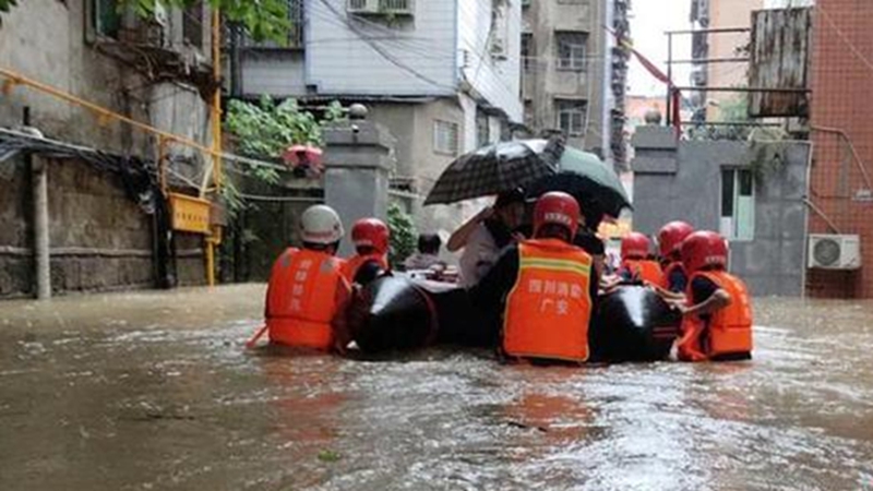 四川广安强降暴雨成城区内涝 消防紧急排险