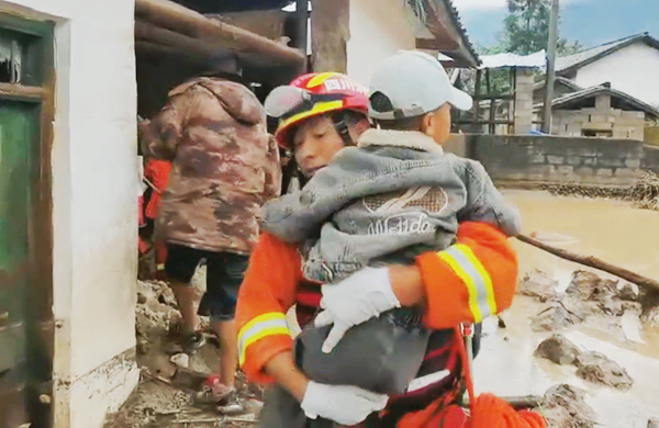 四川凉山州冕宁县发生山洪灾害 消防成功营救141人