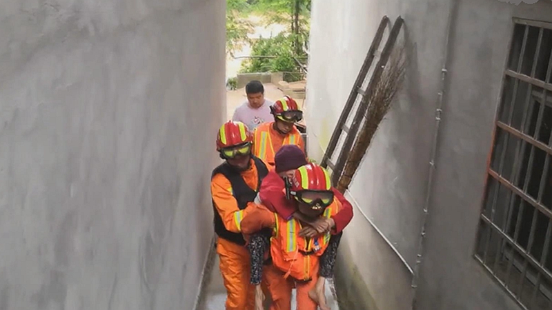 四川巴中强降雨致多地受灾 消防部门紧急排涝排险