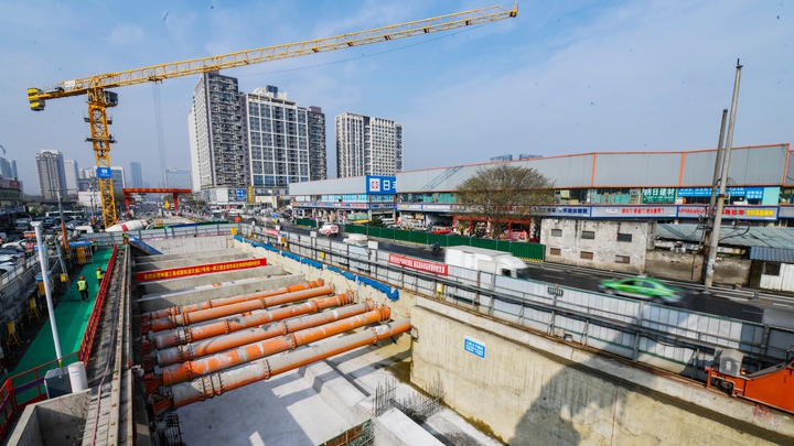 成都地铁27号线一期全线车站主体结构顺利封顶